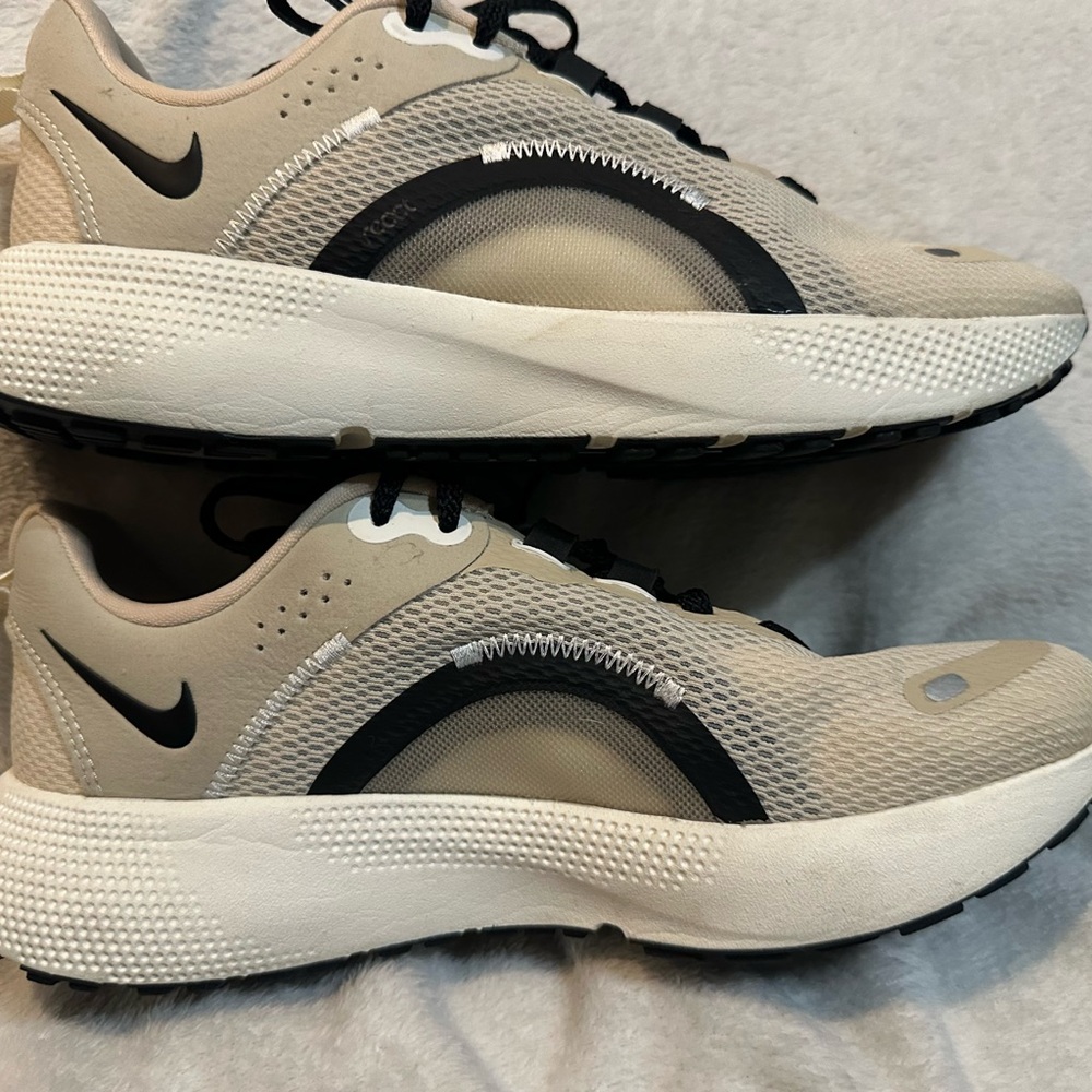 Nike Cream and Black Athletic Shoes - Picture 3 of 8